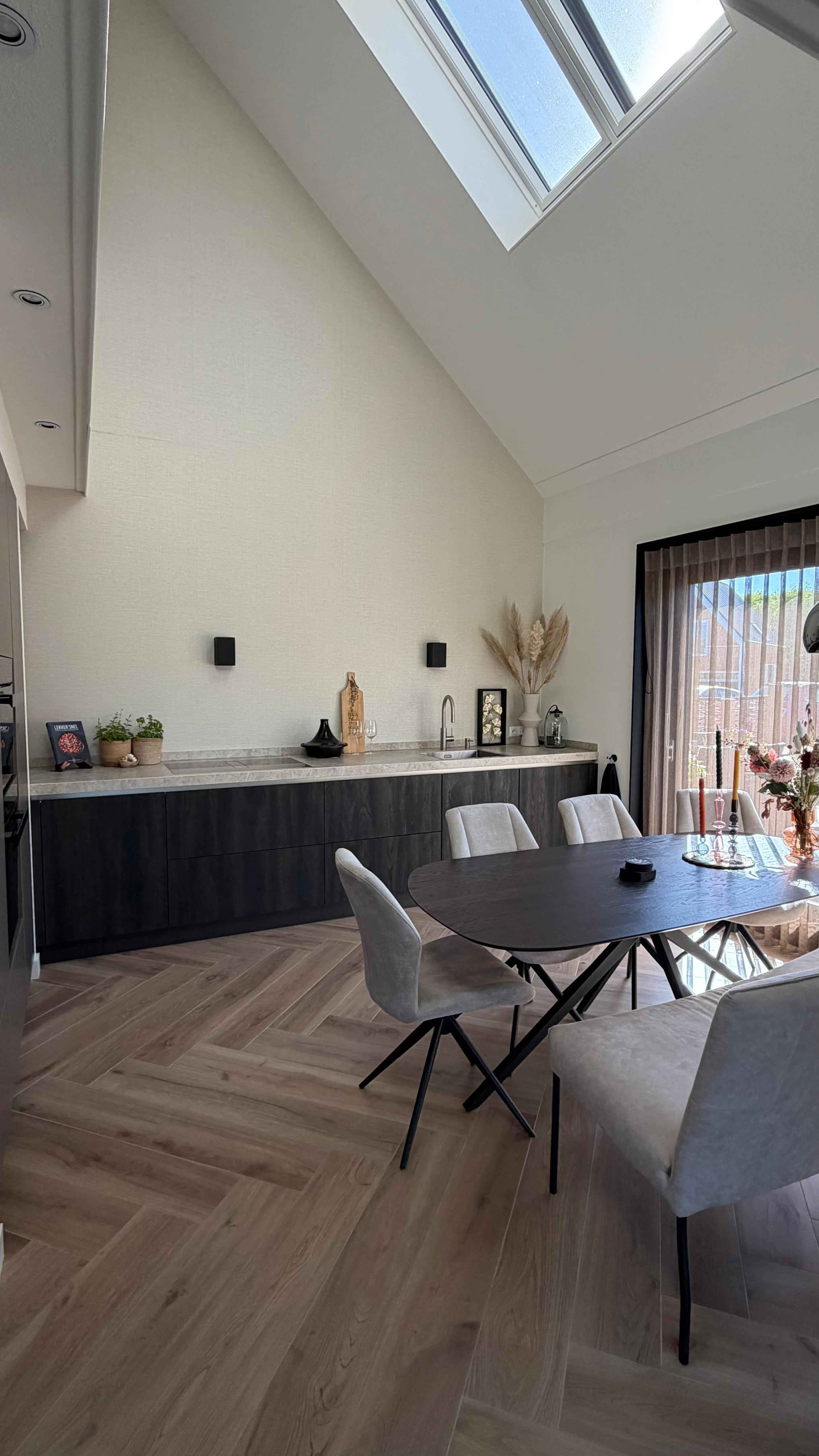 Keukenrenovatie door Smillywood in Noord-Nederland: marmer werkblad, op-maat fronten en eettafel onder skylight